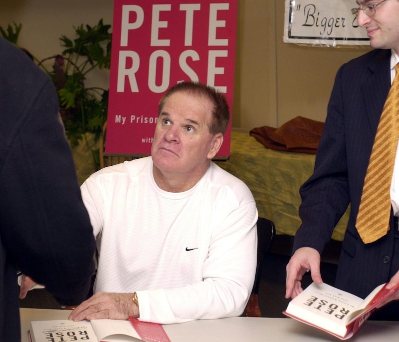 Pete Rose firma libros en una tienda de deportes