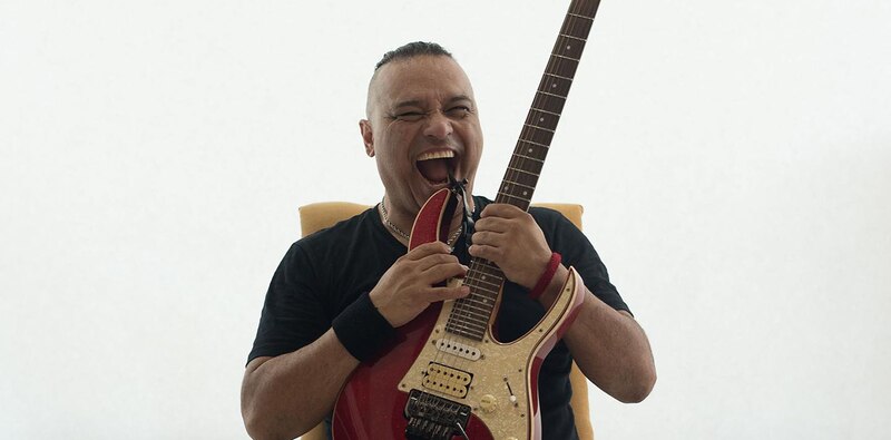 El guitarrista de rock mexicano Carlos Santana tocando la guitarra.