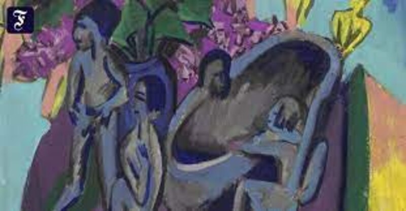 Tres figuras junto a un sillón