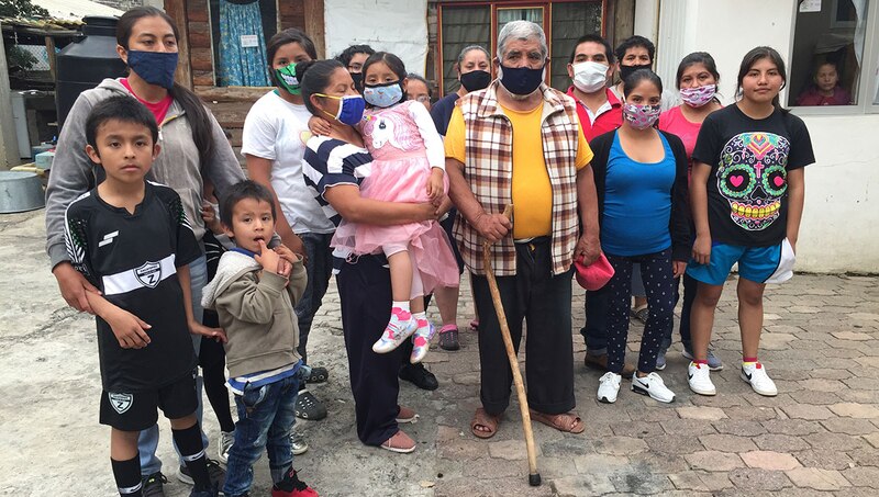 Familia mexicana usando mascarillas