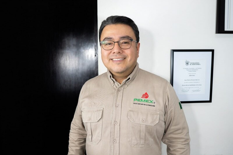 Director de Pemex sonríe ante la cámara.