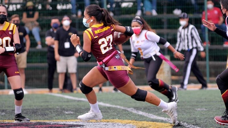 Mujer jugando fútbol americano de bandera