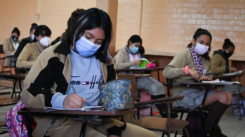 Estudiantes de secundaria en México regresan a clases presenciales tras la pandemia de COVID-19