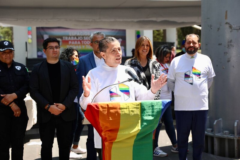 El presidente mexicano, Andrés Manuel López Obrador, encabeza la ceremonia de izamiento de la bandera LGBT en el Zócalo de la Ciudad de México.