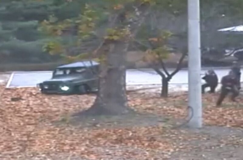 Un cochecito se abre paso entre las hojas caídas en otoño