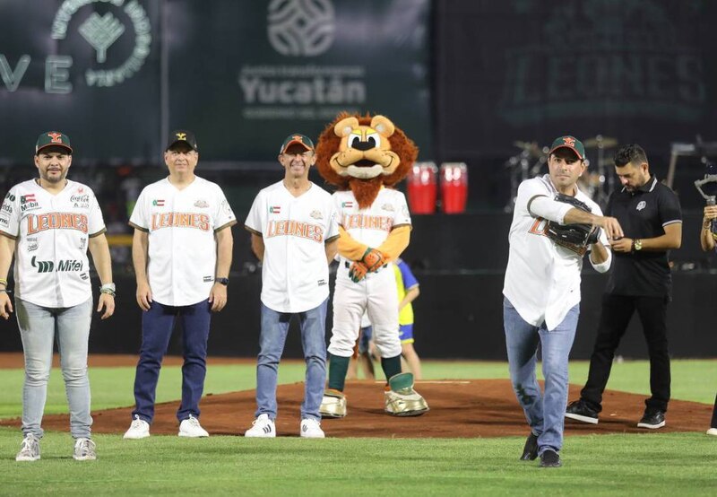 ¡Jugadores de los Leones de Yucatán en el campo!