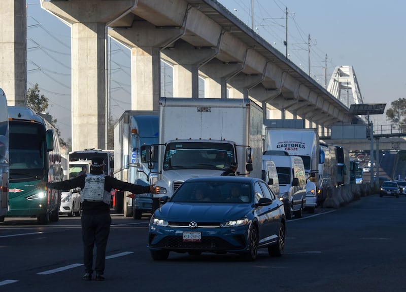 Transportistas realizan un bloqueo  en la carretera Toluca-México, como parte de la movilización nacional en demanda de seguridad en todas las carreteras del país, piden un alto a los asaltos de los que son víctimas de manera constante, así como apoyo a los agricultores para un pago justo de su producto. Colocaron  camiones de carga con mantas a los costados de la carretera por algunas horas dieron el paso en un  carril y posteriormente cerraron completamente