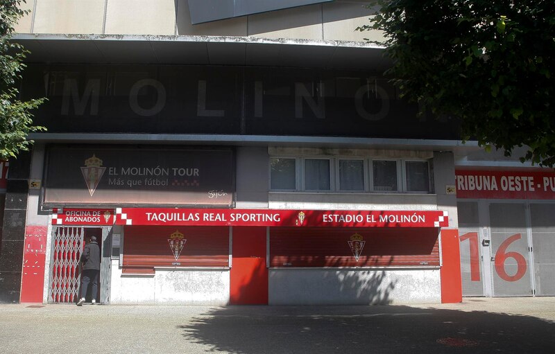 Imagen de la fachada del estadio de fútbol El Molinón en Gijón, España.
