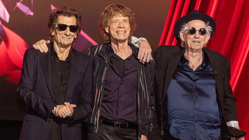 Mick Jagger, Keith Richards y Ronnie Wood, tres de los miembros de la banda de rock The Rolling Stones, posan juntos en una alfombra roja.