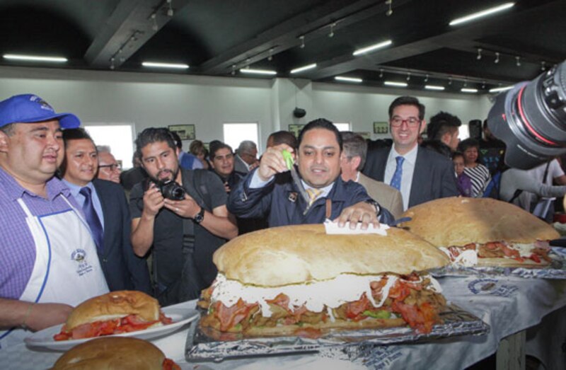 Presentan la torta más grande del mundo en el Festival de la Torta en Atlixco, Puebla