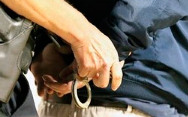 Policía detiene a un hombre