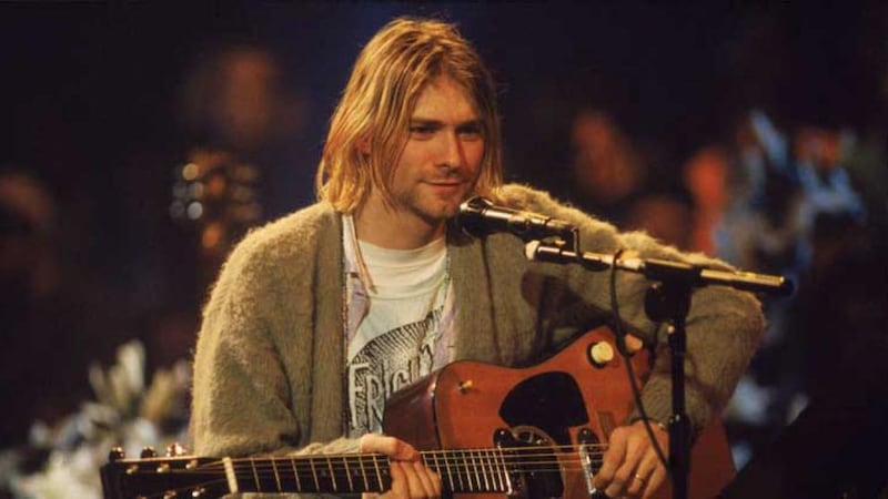 Kurt Cobain, vocalista de Nirvana, en concierto