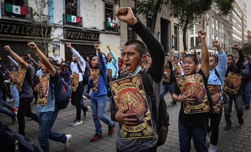 Estudiantes mexicanos protestan por la desaparición de los 43 de Ayotzinapa