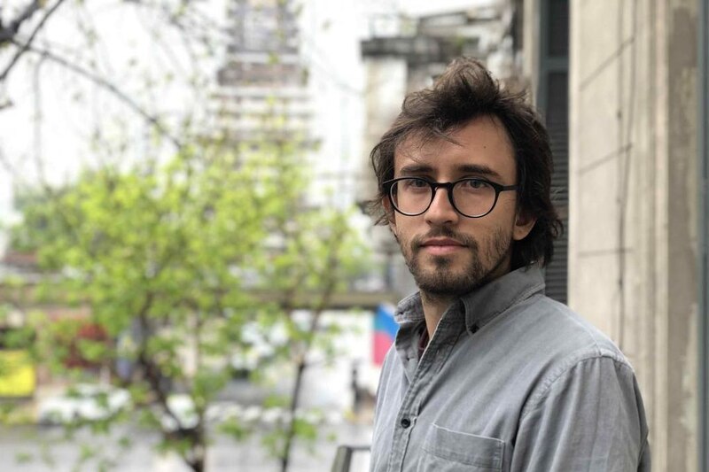 Retrato de un hombre joven con barba y gafas