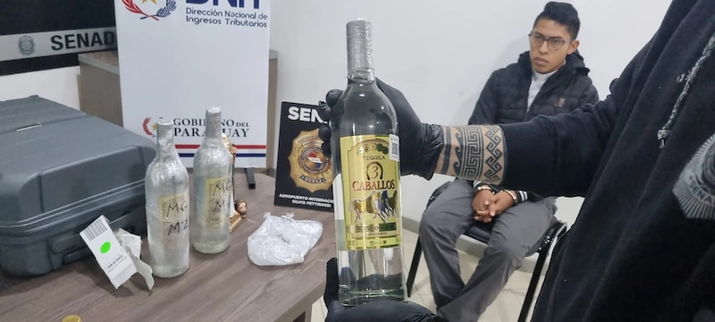 Detienen a un hombre con botellas de tequila en el aeropuerto