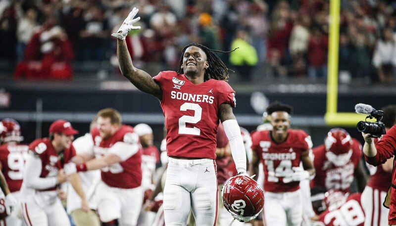 El jugador de fútbol americano de la Universidad de Oklahoma, Jalen Hurts, celebra una anotación.