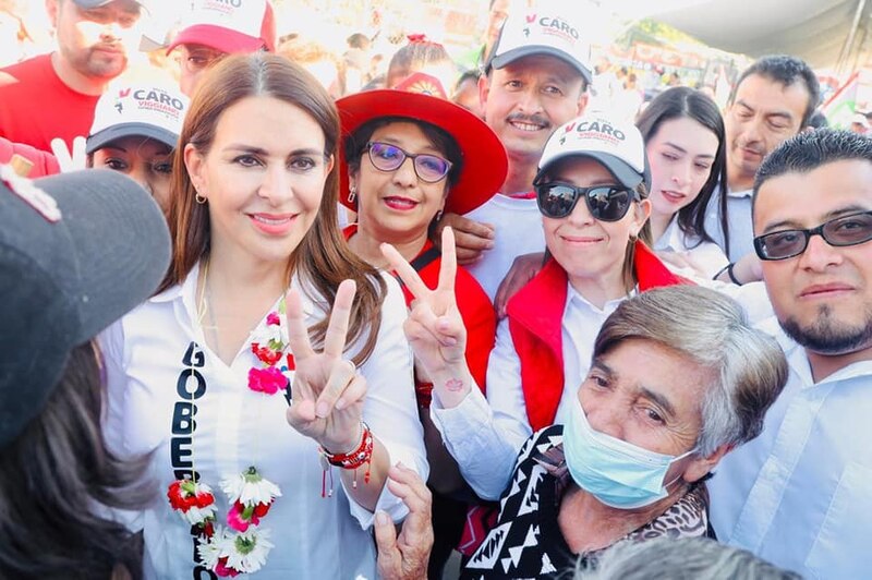 La candidata a gobernadora de Morena, Delfina Gómez, se toma una foto con sus simpatizantes.