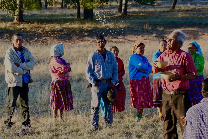 Indígenas mexicanos realizan un ritual tradicional en el campo