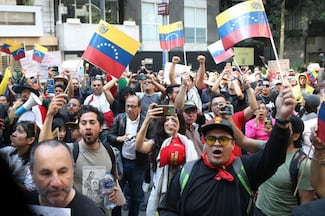 Celebración y rechazo chocan frente a la embajada de Venezuela en México