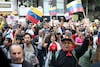 Celebración y rechazo chocan frente a la embajada de Venezuela en México 