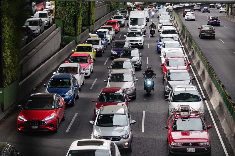 Tras el regreso a las actividades cotidianas luego del periodo de vacaciones por parte de capitalinos, arterias principales de la ciudad comenzaron a registrar carga vehicular.