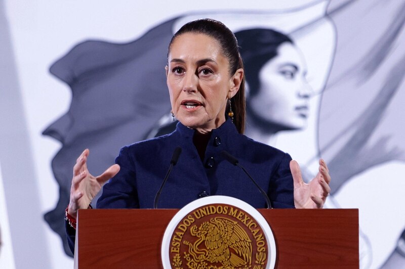 La presidenta de México, Claudia Sheinbaum, habla durante una rueda de prensa este viernes, en el Palacio Nacional de Ciudad de México