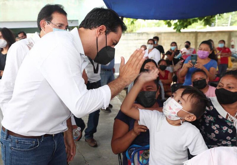 El candidato saluda a un niño durante su campaña electoral.