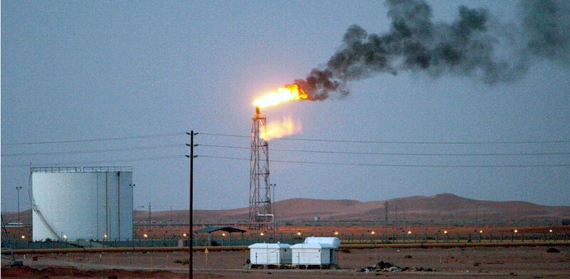 Quema de gas en un pozo petrolífero