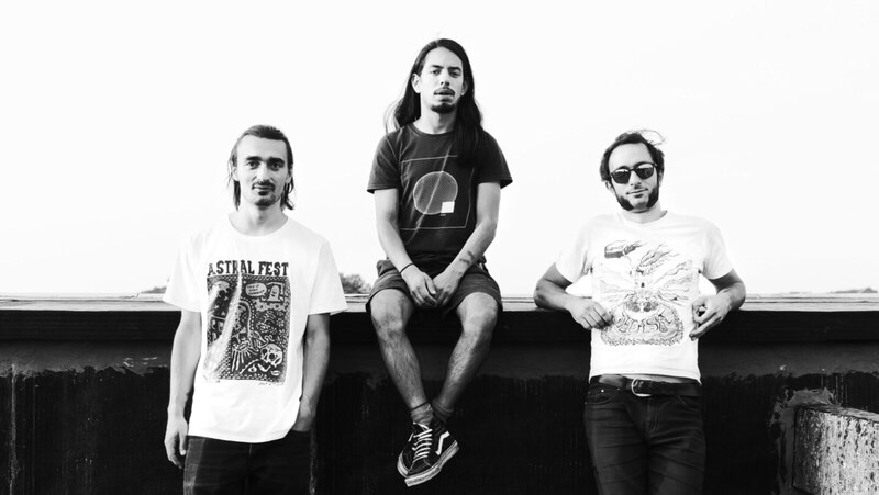 Tres hombres en la azotea de un edificio