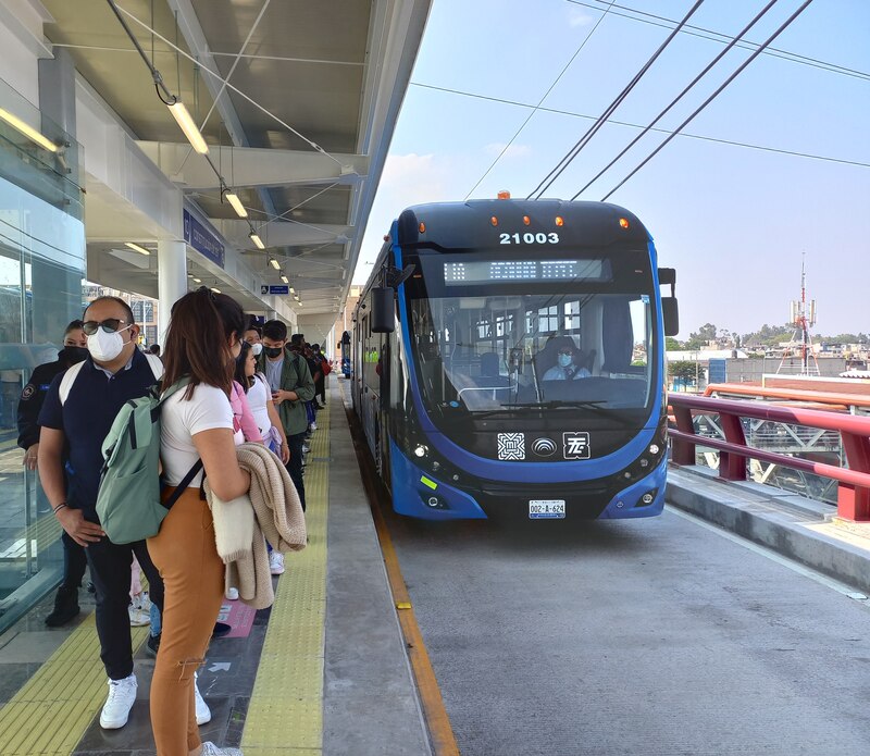 Pasajeros esperan el autobús en una parada de la ciudad.