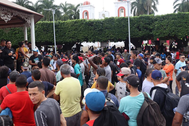 Multitud de personas se reúne en una plaza pública