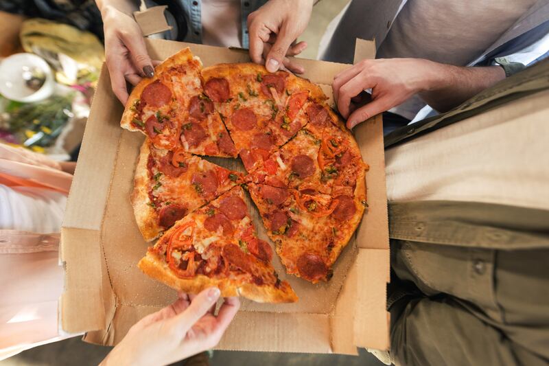 Este 9 de febrero se celebra el Día Mundial de la Pizza, un platillo que trascendió la cocina italiana para convertirse en un fenómeno cultural global. En México, varias cadenas y pizzerías se sumaron a la fecha con descuentos y promociones especiales por tiempo limitado.