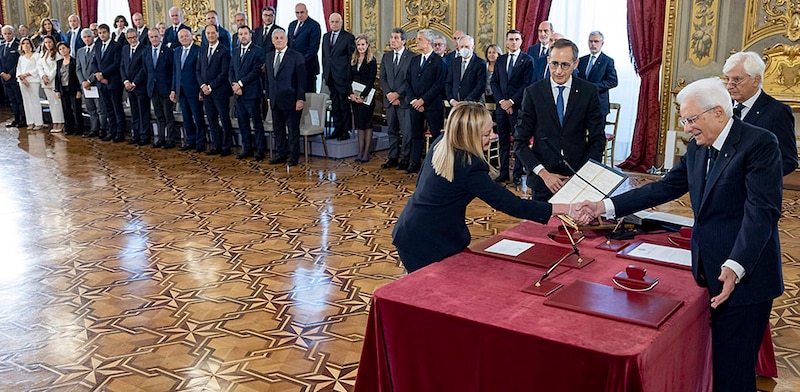 La presidenta del Congreso, Meritxell Batet, entrega la credencial al presidente del Gobierno, Pedro Sánchez, tras su juramento en el Palacio de la Zarzuela.