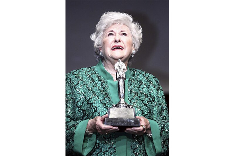 La actriz Rita Moreno con un premio Emmy.