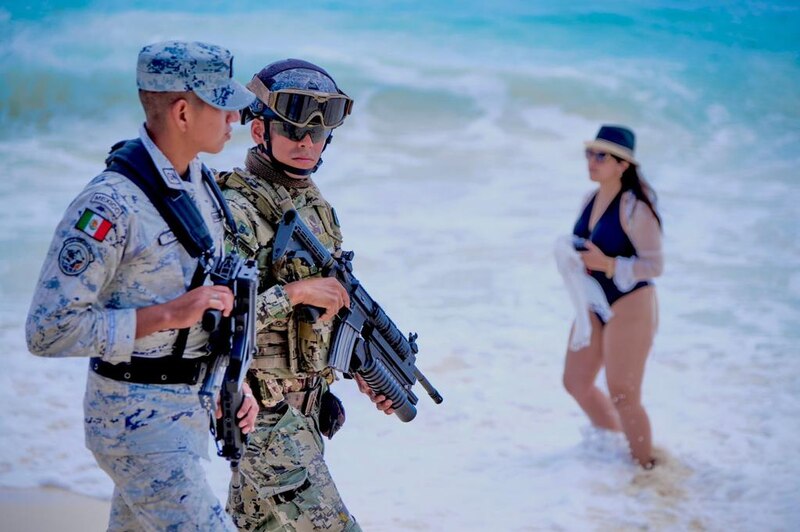 Soldados mexicanos patrullan una playa en Cancún