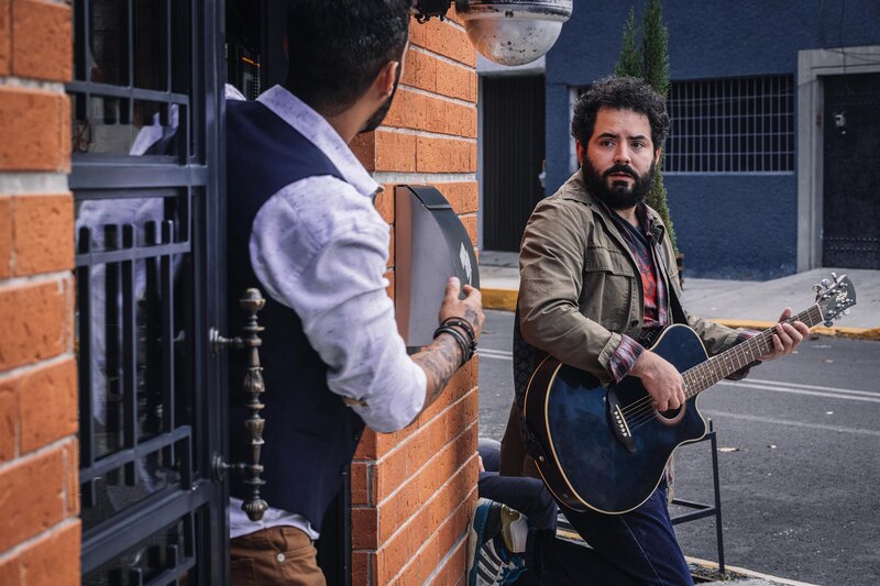 Un hombre tocando la guitarra en la calle