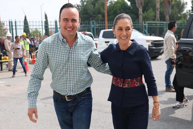 Abrazados el gobernador priista de Coahuila, Manolo Jiménez y la Presidenta Sheinbaum, en su arribo al evento "la transformación avanza", en Saltillo