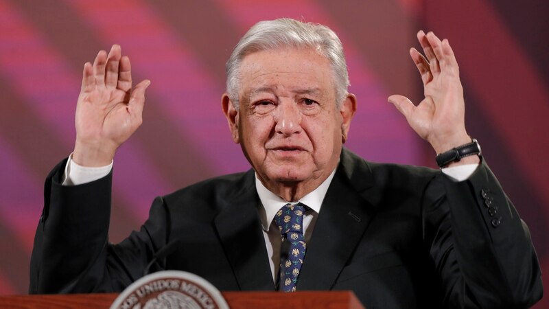 El presidente Andrés Manuel López Obrador habla durante una conferencia de prensa en el Palacio Nacional.