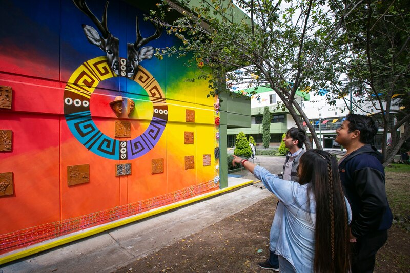 Estudiantes admirando un mural en la Universidad Nacional Autónoma de México