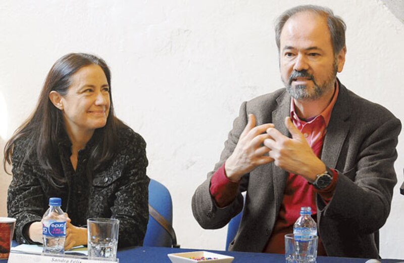 Escritores en una mesa redonda
