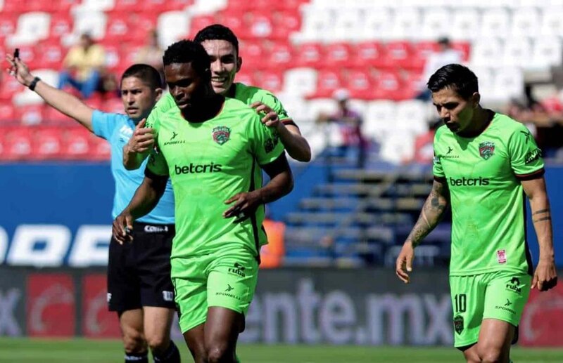 Jugadores de fútbol celebrando un gol