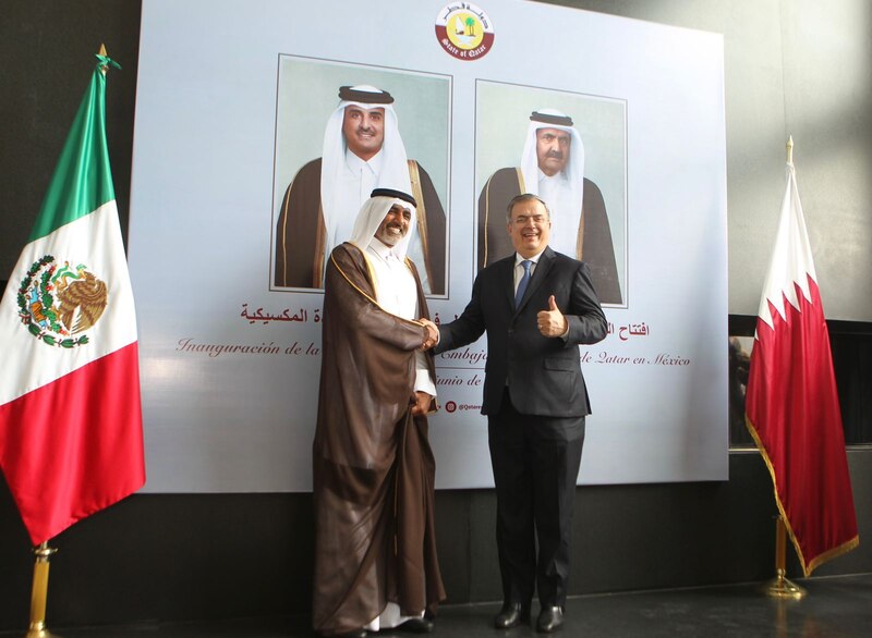 El presidente de México, Enrique Peña Nieto, y el emir de Qatar, Tamim bin Hamad Al Thani, durante la inauguración de la nueva embajada de Qatar en México.