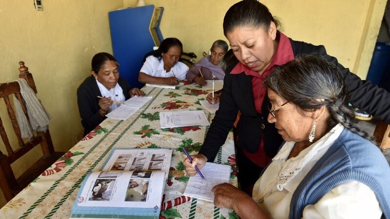 Mujeres indígenas aprendiendo a leer y escribir