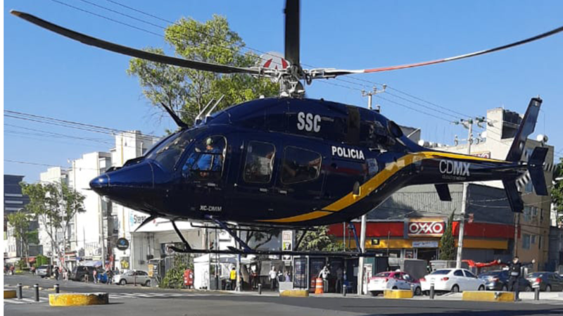 Helicóptero de la policía de la Ciudad de México aterriza en una calle de la ciudad.