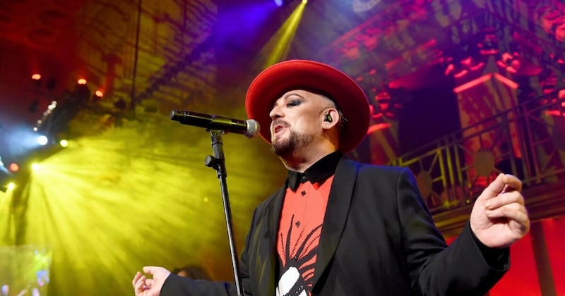 El cantante Boy George se presenta en concierto.