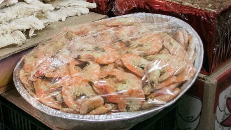 Camarones frescos en venta en el mercado