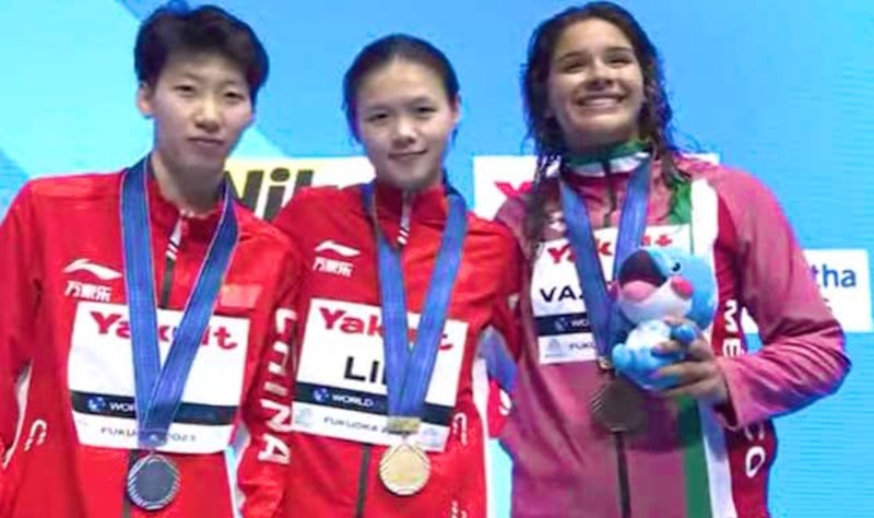 Podio de los 200m espalda femeninos del Campeonato Mundial de Natación de 2023