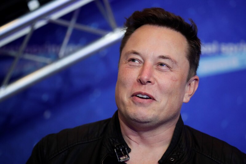 Elon Musk, el CEO de Tesla y SpaceX, habla en una conferencia de prensa.