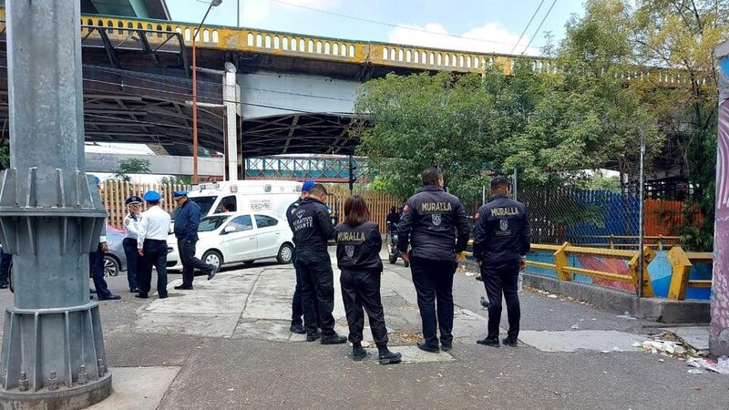 Un grupo de policías y paramédicos atienden a un herido tras un accidente de tráfico.