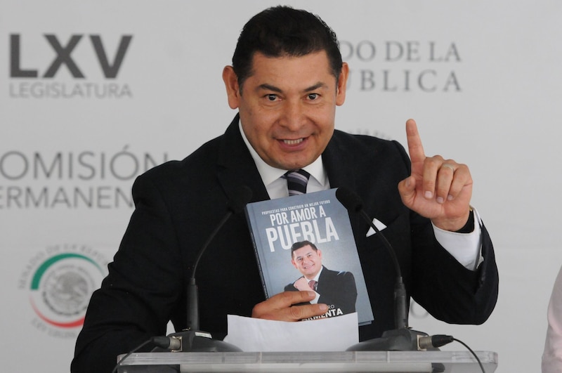 El diputado federal por Puebla, Alejandro Armenta Mier, presenta su libro "Por Amor a Puebla".